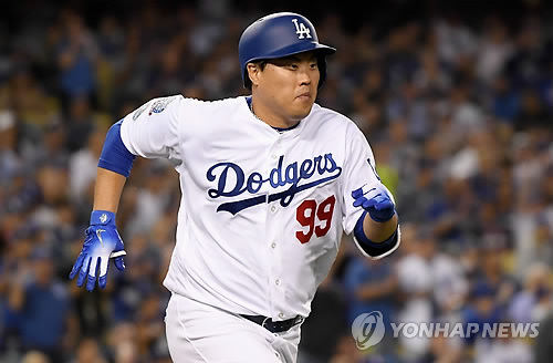 (로스앤젤레스 AFP/Getty=연합뉴스) 류현진(31·로스앤젤레스 다저스)이 4일(현지시간) 미 캘리포니아주 로스앤젤레스 다저스타디움의 애틀랜타 브레이브스와 내셔널리그 디비전시리즈(NLDS) 1차전에서 안타를 친 후 1루로 달리고 있다. 선발투수로 등판, 9번 타순에 배치된 류현진은 4-0으로 앞선 4회말 주자 없는 가운데 두 번째 타석에서 좌완 션 뉴컴의 시속 152㎞ 강속구를 받아쳐 우익수 앞 안타를 만들었다. jelee@yna.co.kr (끝)