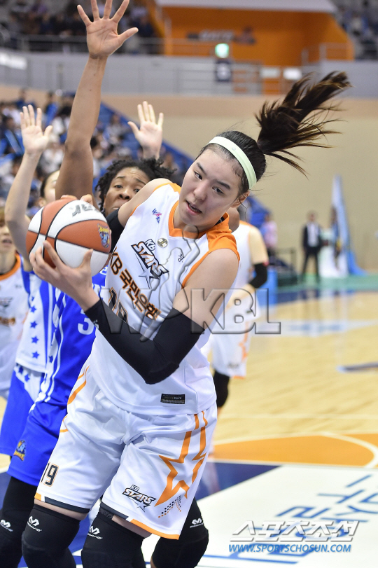 KB 박지수는 포스트에서 제 몫을 했다. 외곽 지원이 부족했고, 파울 관리에 실패했다. 사진제공=WKBL