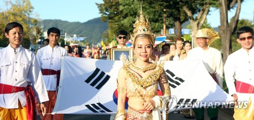 (창원=연합뉴스) 박정헌 기자 = 7일 오후 경남 창원시 중앙대로에서 전국 최대 다문화 축제 '2018 맘프'(MAMF)의 꽃 다문화 퍼레이드가 열리고 있다. 2018.10.7 home1223@yna.co.kr (끝)