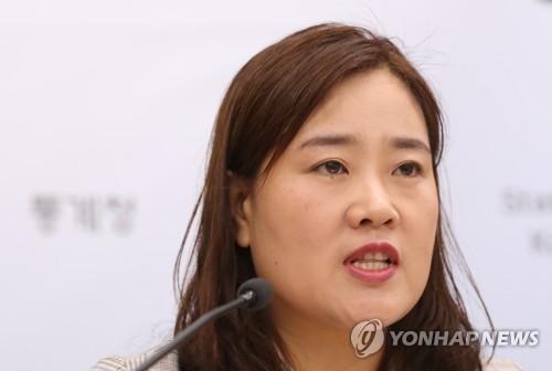 (세종=연합뉴스) 이진욱 기자 = 23일 정부세종청사 기획재정부에서 김진 통계청 인구동향과장이 2017년 다문화인구동태통계를 발표하고 있다. cityboy@yna.co.kr (끝)