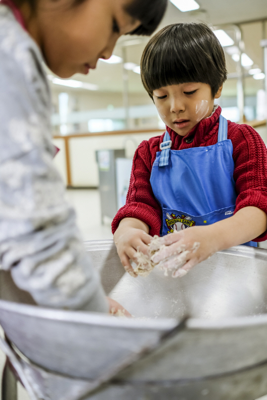 막국수 반죽을 하고 있는 아이들