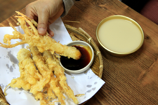 수삼 한뿌리를 통째로 튀겨낸 수삼튀김과 인삼막걸리