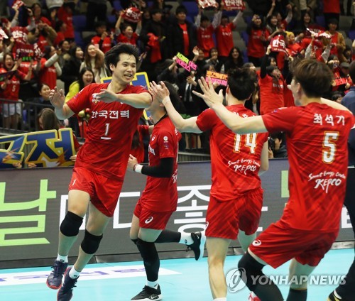 (수원=연합뉴스) 홍기원 기자 = 18일 오후 경기도 수원시 장안구 수원실내체육관에서 열린 프로배구 도드람 2018-2019 V리그 남자부 한국전력과 KB손해보험의 경기. 세트스코어 3-2로 승리하며 16연패 끝에 첫 승을 거둔 한국전력 선수들이 기뻐하고 있다. 2018.12.18 xanadu@yna.co.kr