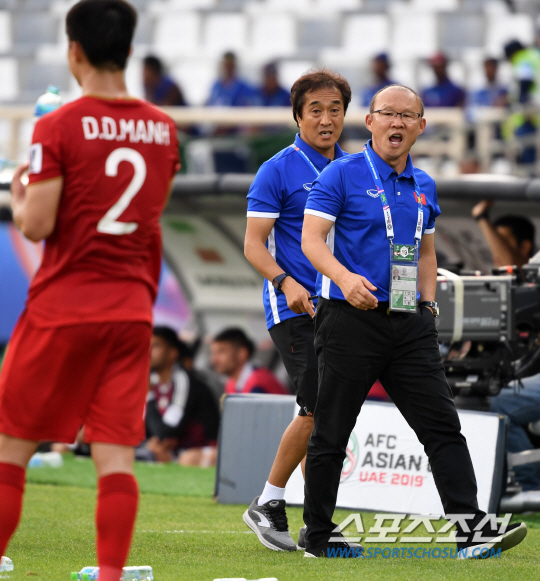 박항서 감독이 이끄는 베트남과 이란의 2019 AFC 아시안컵 D조 2차전 경기가 12일 아랍에미리트 아부다비 알 나얀 스타디움에서 열렸다. 박항서 감독과 이영진 코치가 교체멤버를 부르고 있다. 아부다비(아랍에미리트)=허상욱 기자 wook@sportschosun.com/2019.01.12/