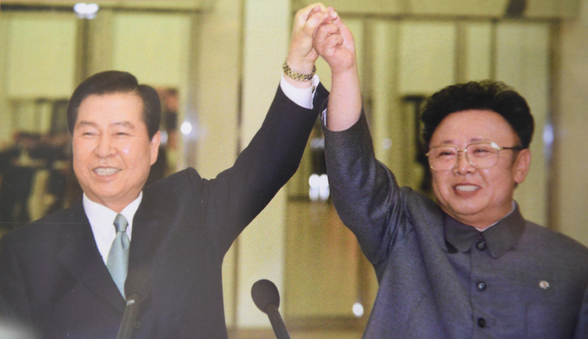 ◇2000년 6.15 남북정상회담 에서 김대중 대통령과 김정일 국방위원장이 맞잡은 손을 들어올리고 있는 모습.