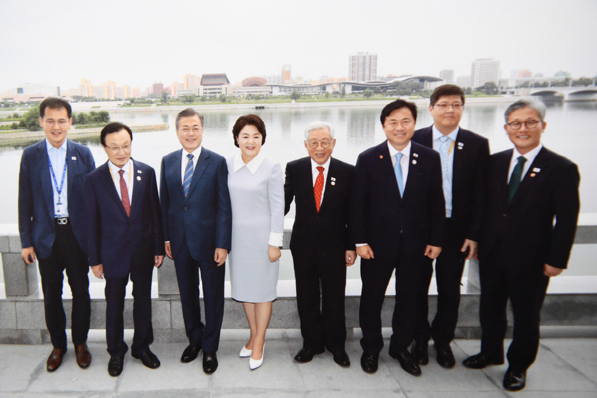 ◇지난 가을 평양에서 열린 남북정상회담 당시 문재인 대통령 내외 등과 기념촬영을 가졌다. 왼쪽 두 번째가 김홍걸 밈회협 대표상임의장 .