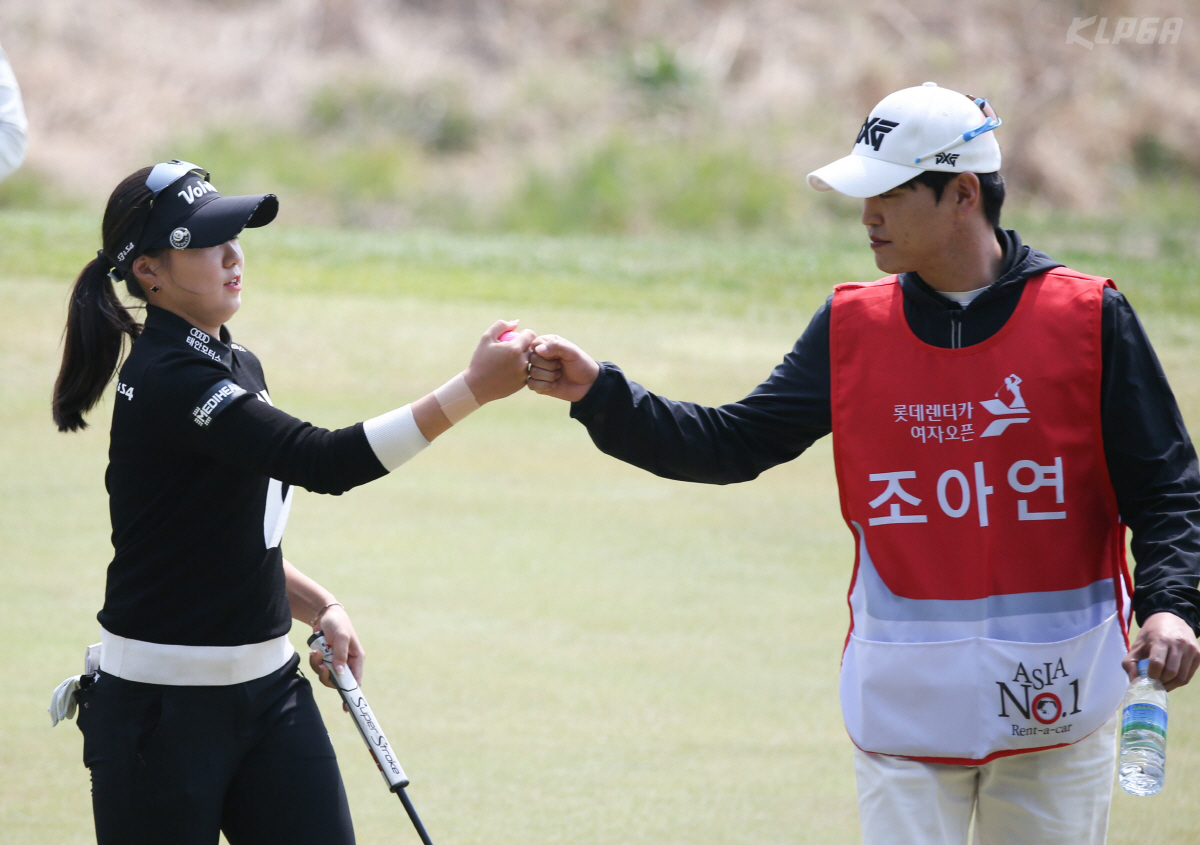 '슈퍼루키' 탄생! 조아연 KLPGA 개막전 깜짝 역전우승…11년 만에 신인이 일냈다