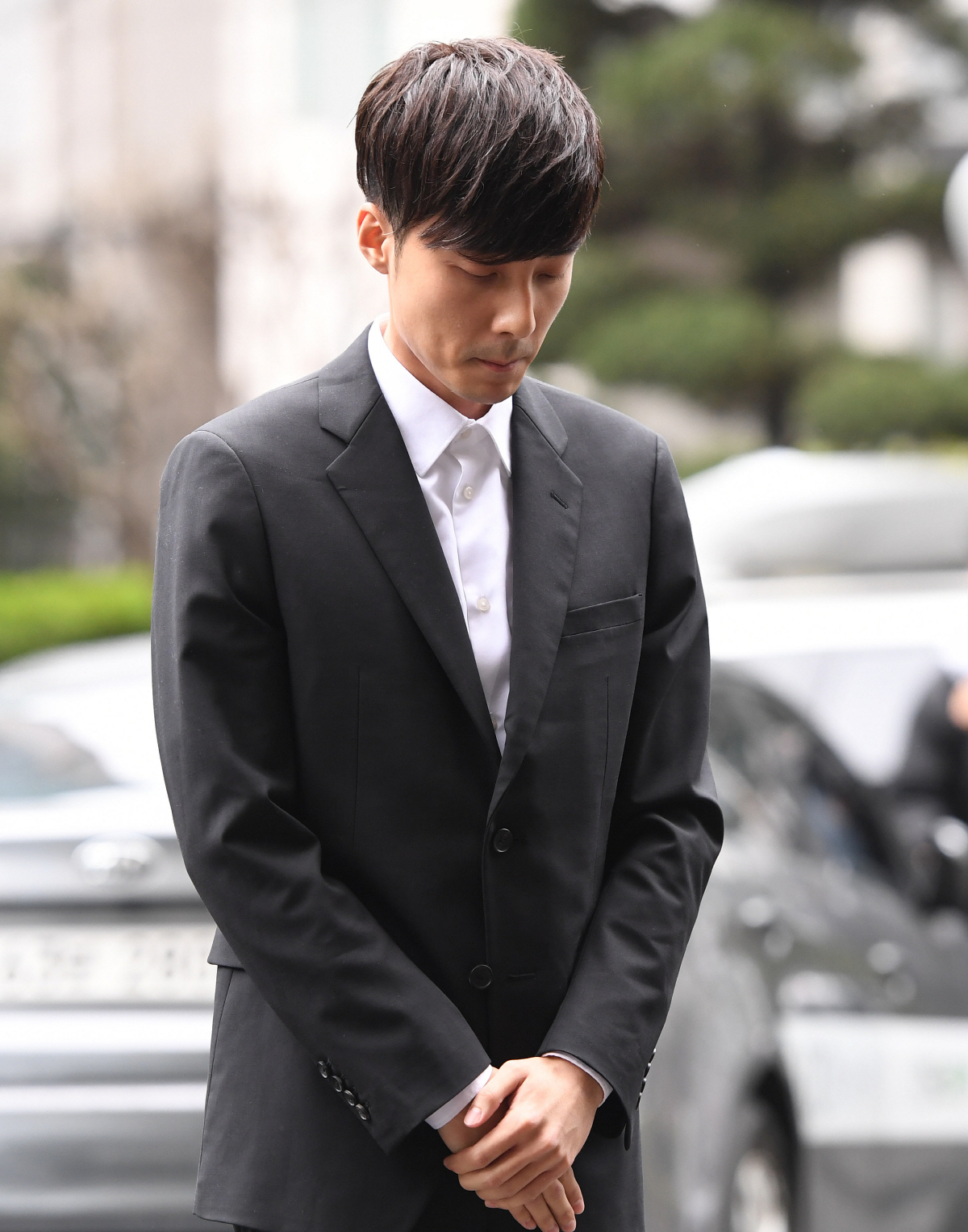 음란물 유포 혐의를 받고 있는 가수 로이킴(본명 김상우)이 10일 오후 서울지방경찰청 광역수사대에 피고인 신분으로 출석하고 있다.로이킴은 정준영 등과 함께 있는 카카오톡 대화방에 음란물 사진을 유포한 혐의로 참고인에서 피의자 신분으로 전환된 상태다.. 정재근 기자 cjg@sportschosun.com/2019.04.10/