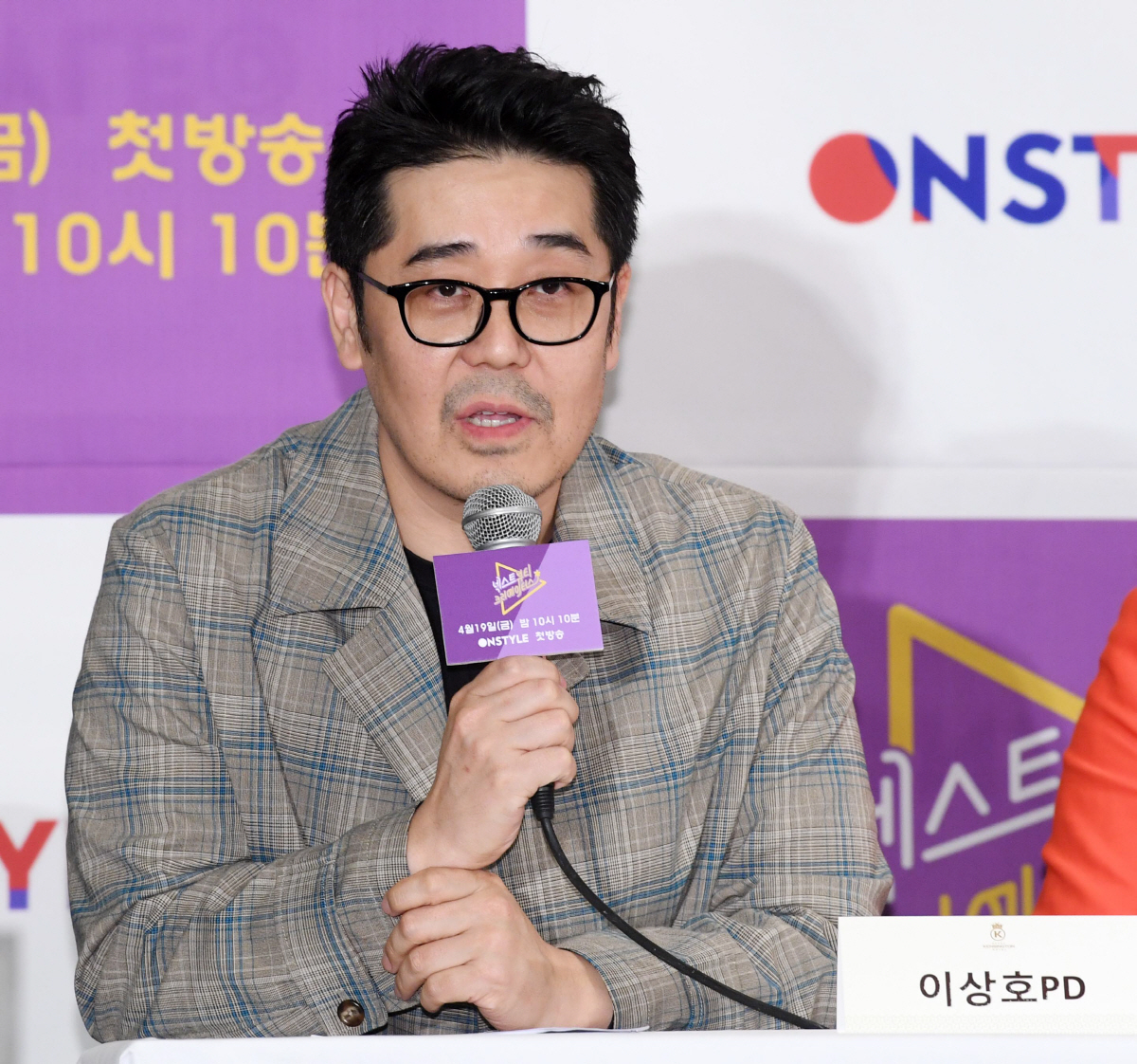 온스타일의 리얼 뷰티 예능 '넥스트 뷰티 크리에이터스'의 제작발표회가 17일 서울 여의도 켄싱턴호텔에서 열렸다. '넥스트 뷰티 크리에이터스'는 자신의 분야에서 잠재력과 개성을 지닌 7인의 뷰티 인플루언서가 뷰티 콘텐츠 레이스에 도전하는 리얼 뷰티 예능 프로그램이다. 질문에 답하는 이상호PD의 모습. 여의도=허상욱 기자 wook@sportschosun.com/2019.04.17/