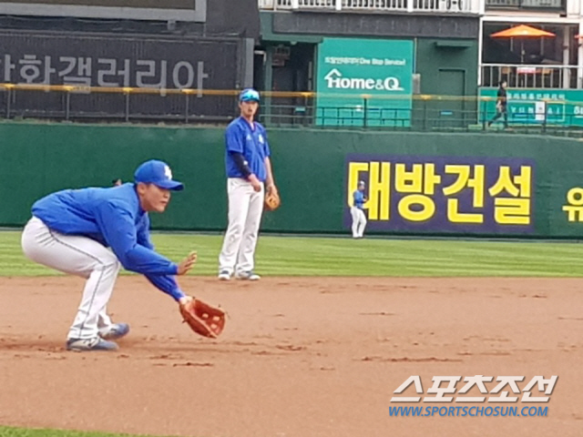 19일 한화전에 앞서 이학주가 지켜보는 가운데 3루 수비 훈련 중인 박계범.