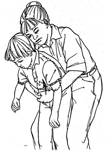 가. 환자의 뒤로 가서 주먹을 쥠 나. 주먹의 엄지 쪽을 배꼽과 명치 중앙에 다른 손으로 주먹 쥔 손을 감쌈 다. 빠르게 위쪽으로 환자의 배를 밀어 올림 [서울대병원 제공]