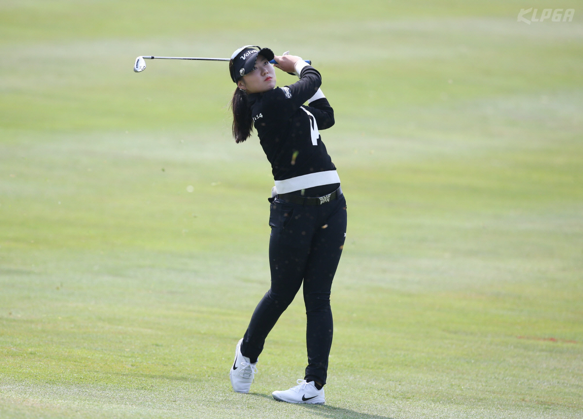 7일 제주 서귀포시의 롯데스카이힐 제주에서 열린 2019년 한국여자골프(KLPGA) 개막전 롯데렌터카 여자오픈 최종라운드에서 조아연이 아이언 샷을 날리고 있다. 사진제공=KLPGA