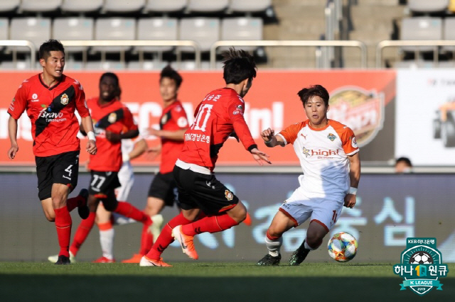 [K리그1 현장리뷰]'제리치 시즌 1~2호골' 강원, 경남에 2대0 승 '2연승+6위 도약'