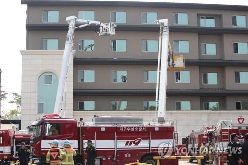 (대구=연합뉴스) 김현태 기자 = 15일 오전 9시 24분께 대구 수성구 만촌동 인터불고 호텔 별관에서 원인을 알 수 없는 불이 났다. 이런 가운데 경찰은 화재가 방화일 가능성을 두고 수사에 들어갔다. 사진은 진화가 끝난 가운데 현장이 통제된 모습. 2019.5.15 mtkht@yna.co.kr (끝)