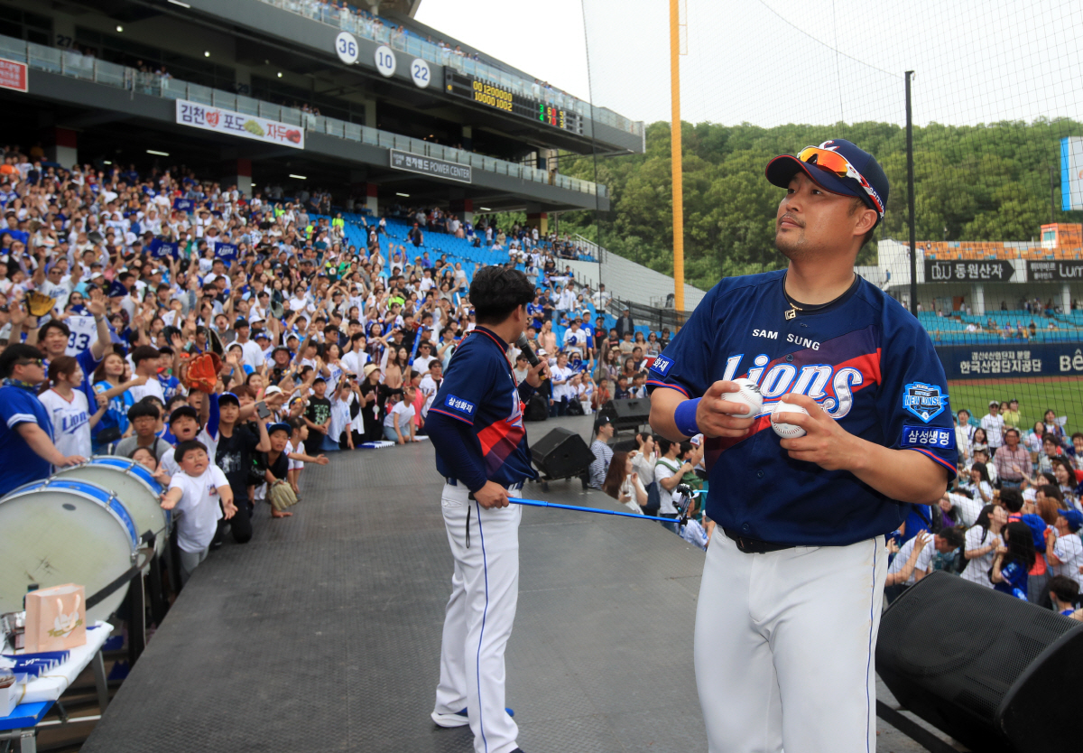 26일 대구삼성라이온즈파크에서 열린 키움전에서 끝내기 역전 결승2루타를 날린 박한이가 경기 후 홈팬들을 만나고 있다. 사진제공=삼성라이온즈
