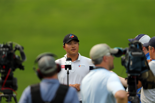 이경훈, PGA 데뷔 우승 보인다…메모리얼 토너먼트 2R 공동선두