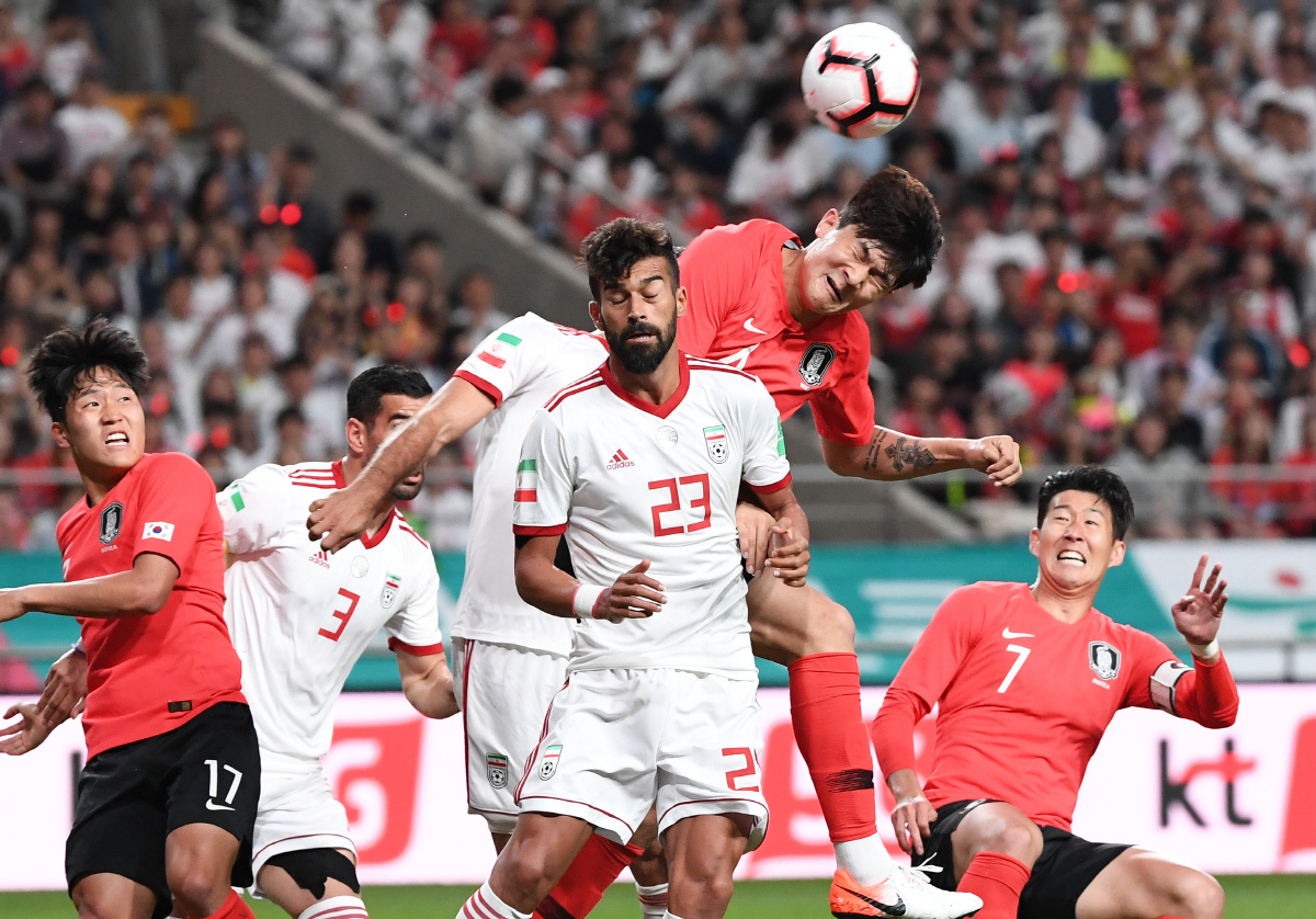 11일 오후 벤투 감독이 이끄는 축구대표팀이 서울월드컵경기장에서 이란과 평가전을 벌였다. 이란 수비수와 공중볼 대결을 펼치고 있는 김민재. 서울월드컵경기장=송정헌 기자 songs@sportschosun.com/2019.06.11/