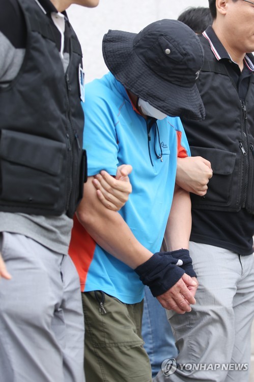 (광주=연합뉴스) 정회성 기자 = 전자발찌를 찬 채 가정집에 침입해 모녀를 성폭행하려한 혐의(성폭력범죄의 처벌 등에 관한 특례법 위반)를 받는 선모(51)씨가 12일 구속 전 피의자심문(영장실질심사)를 받고 돌아가고 있다. 2019.7.12 iny@yna.co.kr