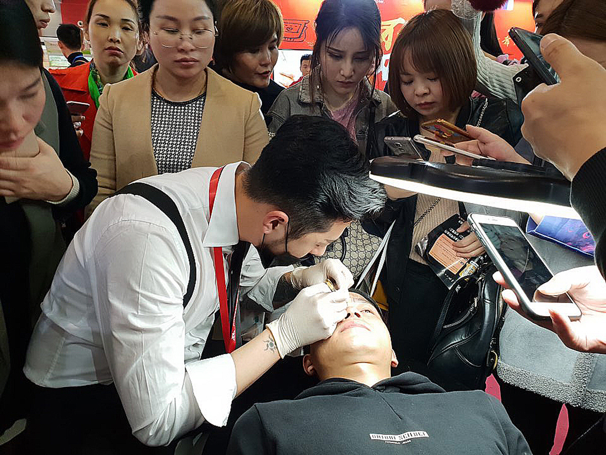 테오트리 김승태 대표가 2017년 9월 제47회 중국 광저우 국제 미용 박람회에서 눈썹 메이크업 시연을 보이고 있다.