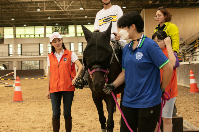 김재경 권소현, 장애아동 승마 보조 봉사활동