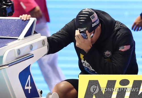 (광주=연합뉴스) 윤동진 기자 = 26일 광주광역시 광산구 남부대 시립국제수영장에서 열린 2019 광주세계수영선수권대회 경영 남자 접영 100ｍ 준결승 시작 전 미국 케일럽 드레슬이 집중하고 있다. 드레슬은 이 경기에서 세계신기록을 작성했다. 2019.7.26 mon@yna.co.kr