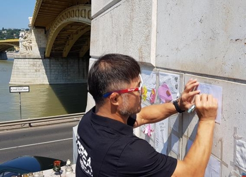 레슬링 대표팀 박장순 총감독이 1일(한국시간) 헝가리 다뉴브강에서 유람선 사고 희생자들을 추모하고 있다. [레슬링 대표팀 선수단 제공=연합뉴스]