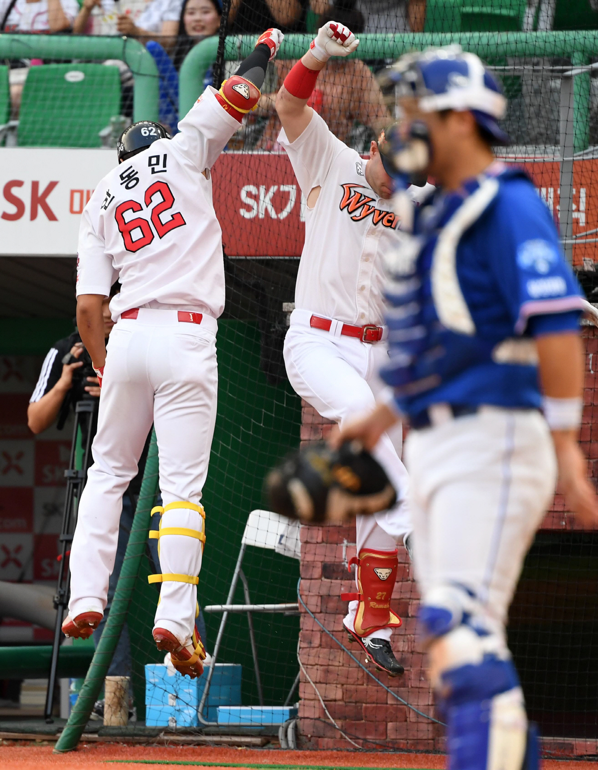 SK 와이번스와 삼성 라이온즈의 2019 KBO 리그 경기가 13일 인천 SK행복드림구장에서 열렸다. 1회말 SK 한동민이 선제 솔로홈런을 날리고 로맥과 기쁨을 나누고 있다. 인천=허상욱 기자 wook@sportschosun.com/2019.08.13/