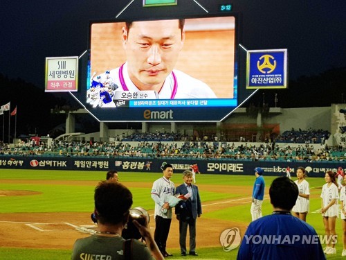 (대구=연합뉴스) 6년 만에 삼성으로 돌아온 오승환이 10일 대구 삼성 라이온즈 파크에서 열린 삼성과 KIA 경기 중 클리닝타임 때 임대기 라이온즈 대표이사와 기념 촬영을 하고 있다. 2019.8.10 jiks79@yna.co.kr
