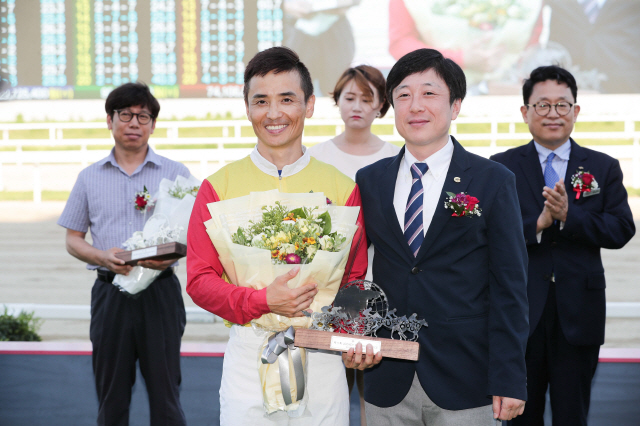 경주로에서 떠난 별들을 추모하다. Jockey Memorial 경주로 800만 원 기부