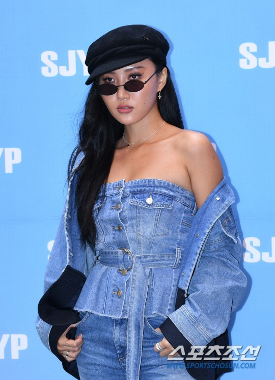 화사, 이번엔 '히프 슬렁룩' 속옷 노출→"지퍼내려 민망"vs"개성표현 일뿐" [SC이슈]