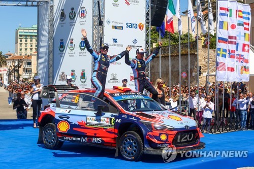 (서울=연합뉴스) 이탈리아 샤르데냐에서 열린 '2019 월드랠리챔피언십(이하 WRC)' 8차 대회에서 우승을 차지한 현대자동차 월드랠리팀 다니 소르도와 보조 드라이버 칼로스 델 바리오가 'i20 쿠페 WRC' 랠리카에 올라타 포즈를 취하고 있다. 2019.6.17 [현대자동차 제공. 재판매 및 DB 금지]