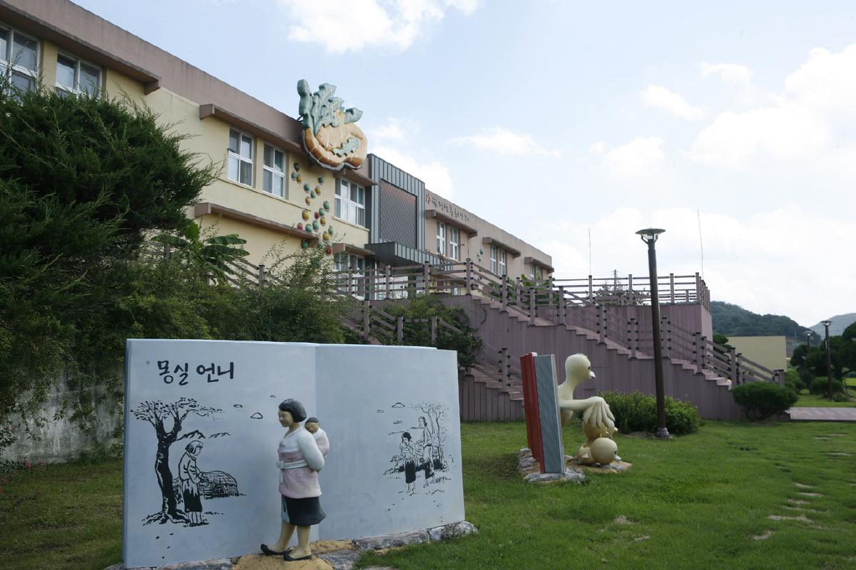 몽실언니 조형물과 권정생 동화나라