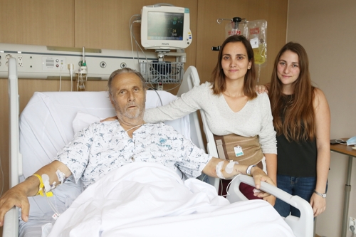 레에서 한국을 방문해 2대1 생체간이식 수술을 받은 알베르토 씨가 수술 직후 간이식외과 병동에서 아버지를 위해 간 일부를 각각 기증한 두 딸과 함께 있는 모습. 오른쪽부터 첫 번째가 막내딸 아니타 이시도라(23세, 기증자), 두 번째가 첫째 딸 바바라 크리스티나(34세, 기증자). [서울아산병원 제공]