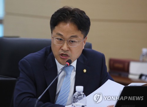 (세종=연합뉴스) 진성철 기자 = 더불어민주당 김정우 의원이 2일 세종시 정부세종청사 기획재정부에서 열린 국회 기획재정위원회 국정감사에서 홍남기 경제부총리에게 질의하고 있다. 2019.10.2 zjin@yna.co.kr