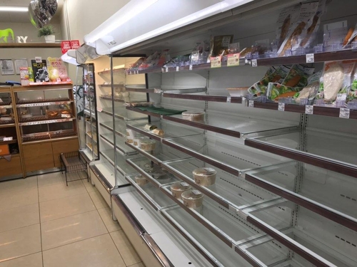 (도쿄=연합뉴스) 김병규 특파원 = 대형 태풍 하기비스가 접근하며 일본에서 생필품을 미리 사재기하는 움직임이 퍼진 가운데 11일 도쿄(東京) 도요스(豊洲)의 한 편의점 판매대가 거의 비어있다. 2019.10.11 bkkim@yna.co.kr