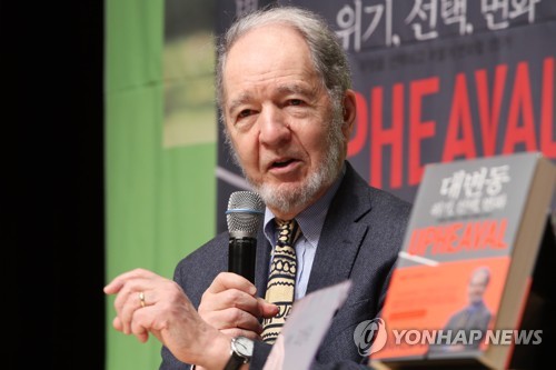 "日, 무릎 꿇고 사죄한 독일 총리에게 배워야"