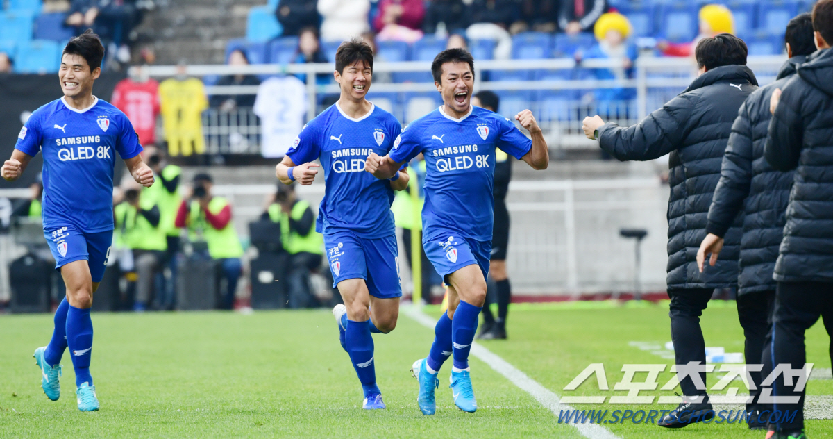 수원삼성과 대전코레일의 2019 FA컵 결승전이 10일 수원월드컵 경기장에서 열렸다. 수원 고승범이 첫번째 골을 성공시키고 이임생 감독과 환호하고 있다.수원=최문영 기자 deer@sportschosun.com /2019.11.10/