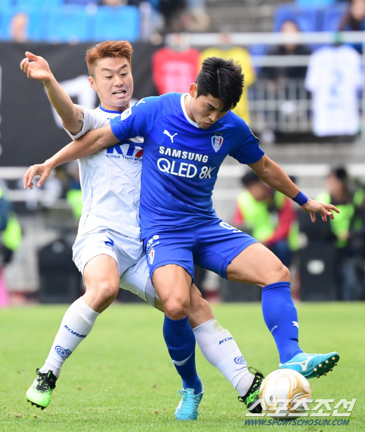 수원삼성과 대전코레일의 2019 FA컵 결승전이 10일 수원월드컵 경기장에서 열렸다. 수원 한의권과 대전 김태은이 치열한 볼경합을 벌이고 있다.수원=최문영 기자 deer@sportschosun.com /2019.11.10/