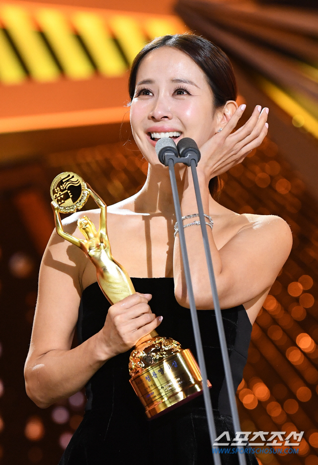 [제40회 청룡영화상]'기생충' 조여정, 여우주연상 "평생 연기 짝사랑했다"