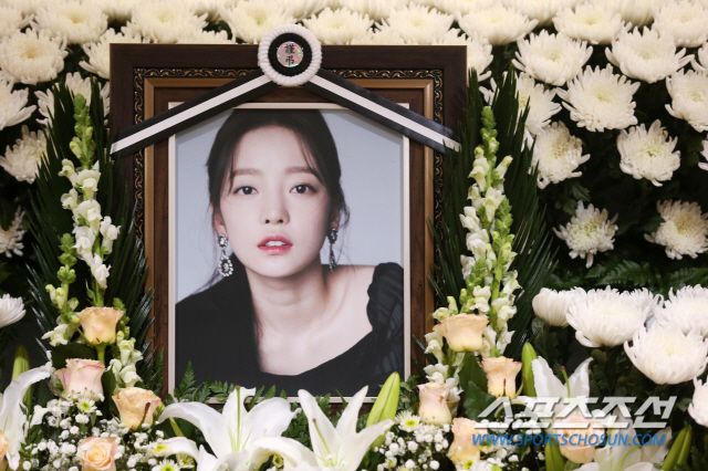 [공식]AOA, 故 구하라 비보에 애도 "신곡 쇼케이스·MV 티저 공개 취소" [전문]