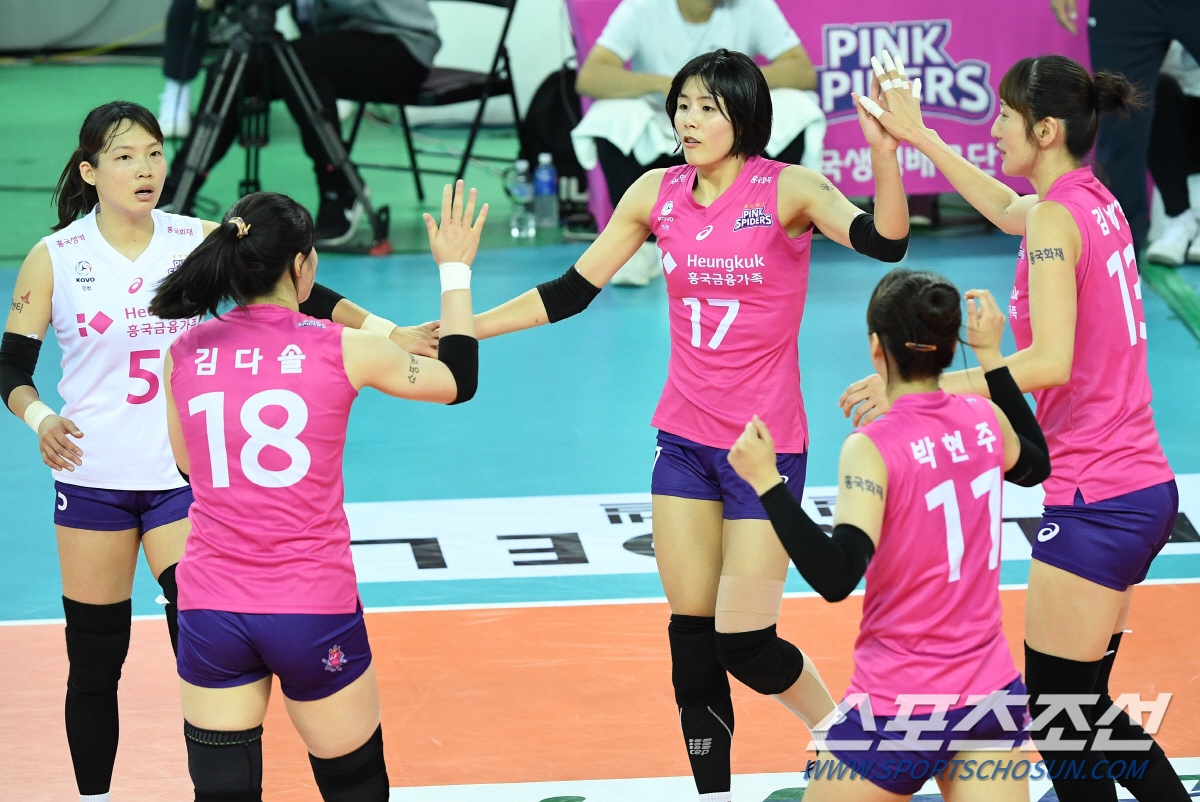 2019-2020 프로배구 V리그 흥국생명과 도로공사의 경기가 26일 인천 계양체육관에서 열렸다. 흥국생명 선수들이 2세트를 따낸 후 기뻐하고 있다. 인천=정재근 기자 cjg@sportschosun.com/2019.11.26/