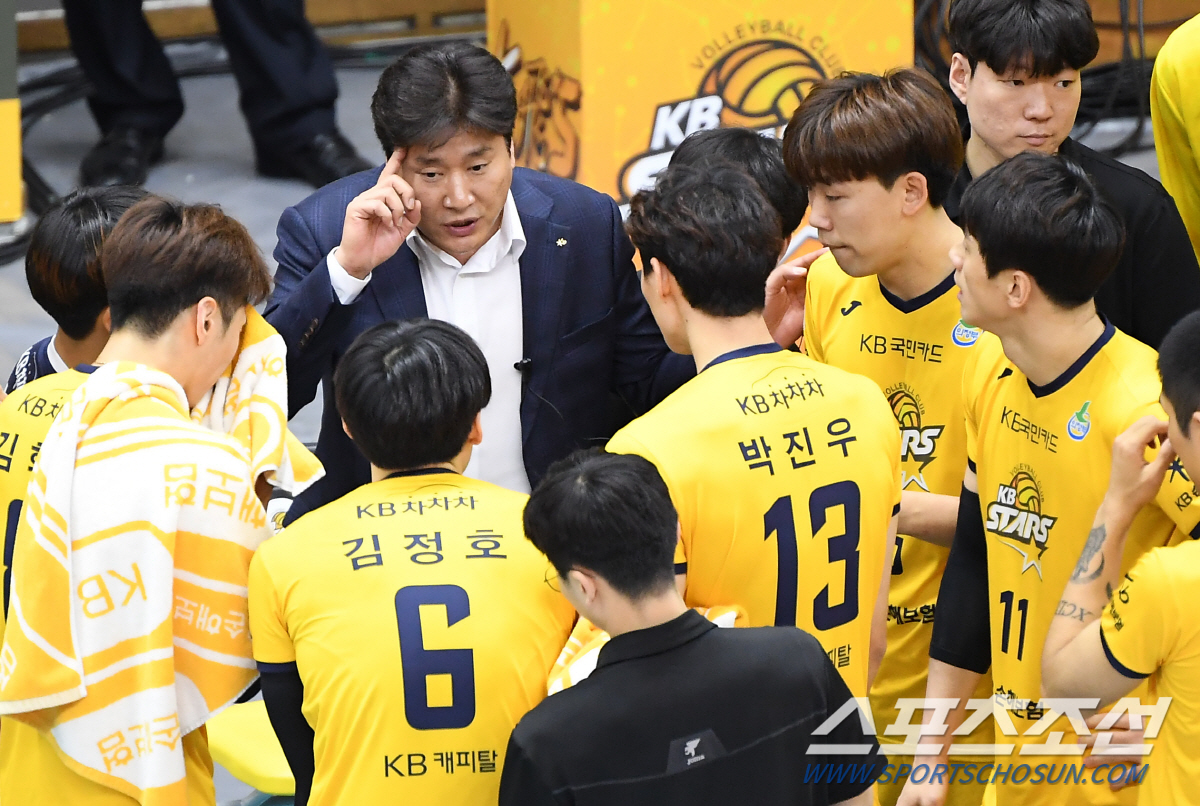 '2019-2020 V리그' 남자부 KB손해보험과 삼성화재의 경기가 30일 오후 경기도 의정부시 녹양동 의정부실내체육관에서 열렸다. KB손해보험 권순찬 감독이 작전 지시를 하고 있다. 의정부=박재만 기자 pjm@sportschosun.com/2019.11.30/