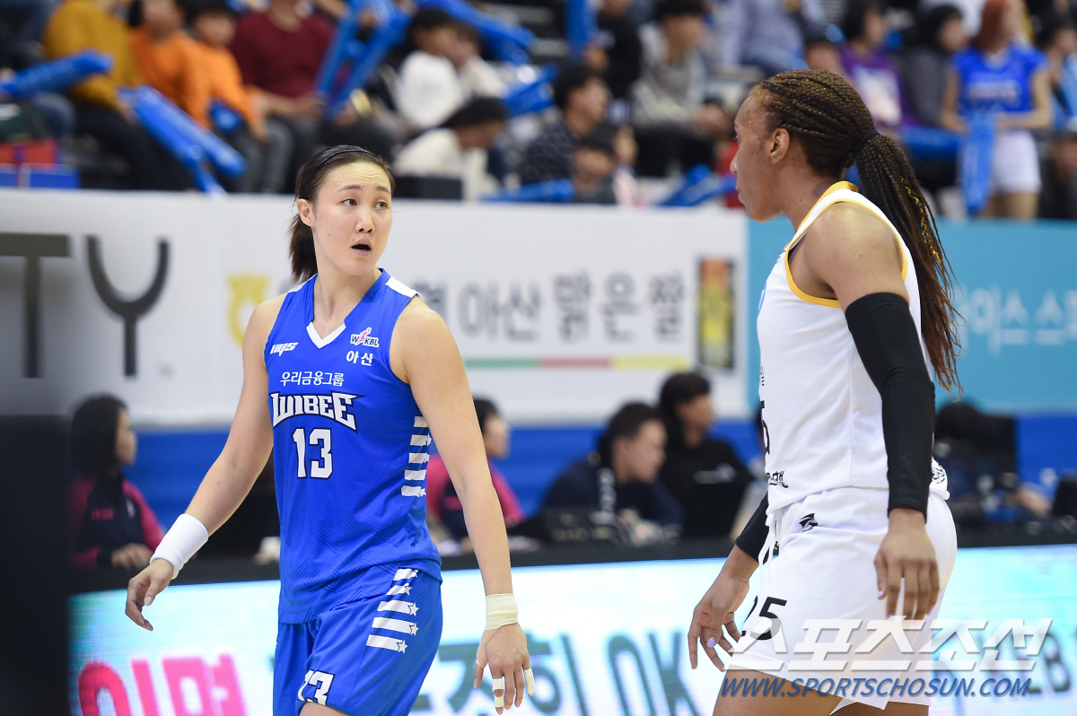 공수의 매치업 상대인 우리은행 김정은(왼쪽)과 KB스타즈 쏜튼이 2일 아산이순신체육관서 열린 '하나원큐 2019~2020 여자 프로농구' 2라운드 맞대결에서 신경전을 펼치고 있는 모습. 사진제공=WKBL