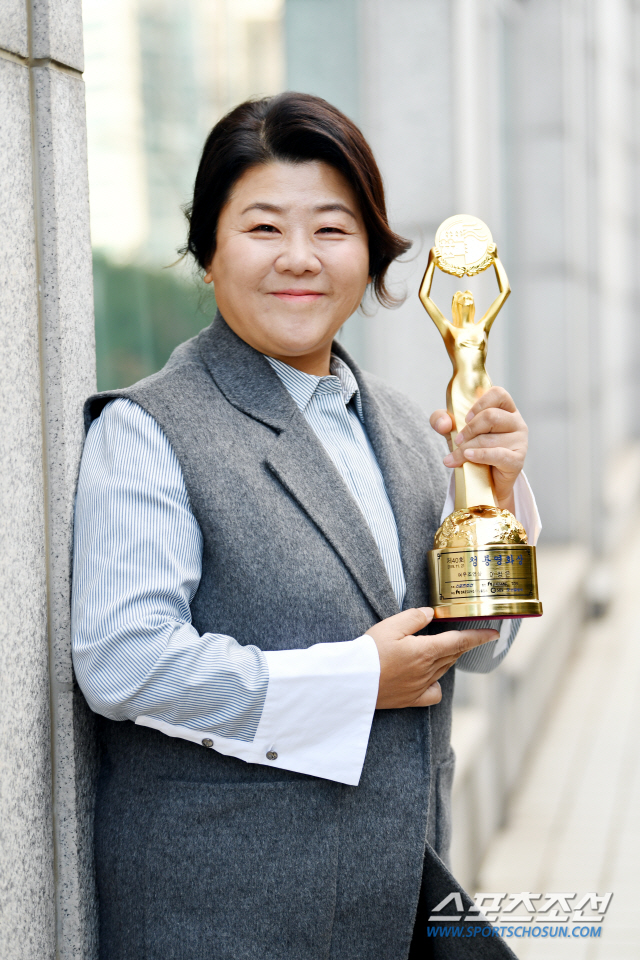 [단독]①이정은 "청룡 첫 수상, 28년간 열심히 달려온 내게 주는 적금"(청룡 인터뷰)