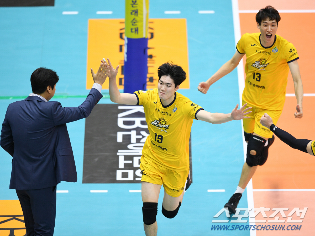 2019-2020 프로배구 V리그 KB손해보험과 OK 저축은행의 경기가 3일 의정부체육관에서 열렸다. KB손해보험 김동민이 득점에 성공한 후 권순찬 감독과 하이파이브 하고 있다. 의정부=정재근 기자 cjg@sportschosun.com/2019.12.03/