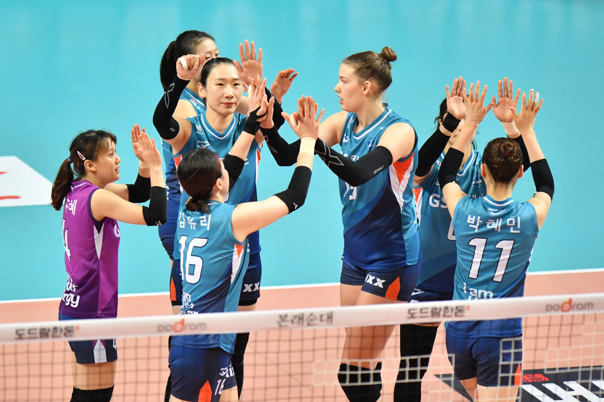 [SC현장리뷰]'문정원 서브 에이스 5개' 도로공사, 이소영-강소휘 없는 GS칼텍스에 3대1 역전승