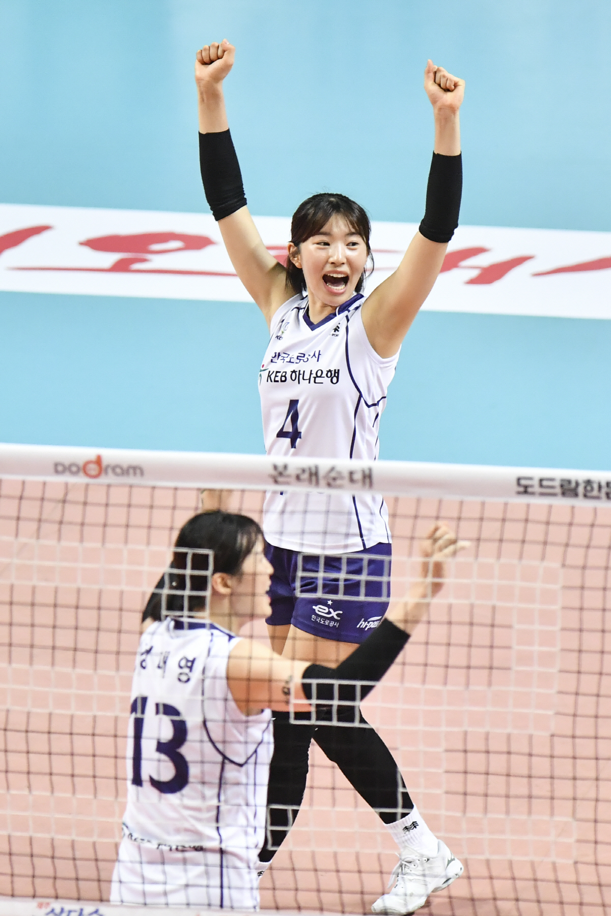 [SC현장리뷰]'문정원 서브 에이스 5개' 도로공사, 이소영-강소휘 없는 GS칼텍스에 3대1 역전승