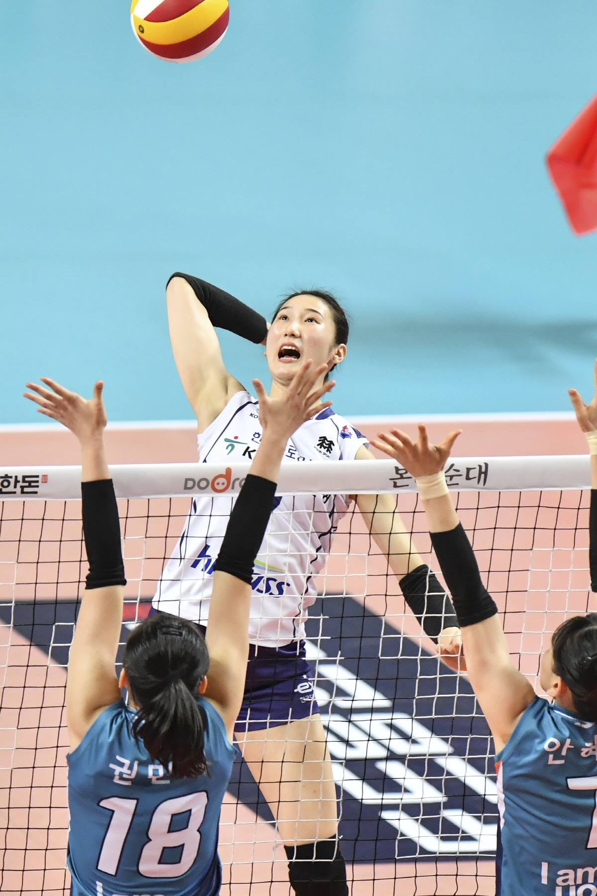 [SC현장리뷰]'문정원 서브 에이스 5개' 도로공사, 이소영-강소휘 없는 GS칼텍스에 3대1 역전승