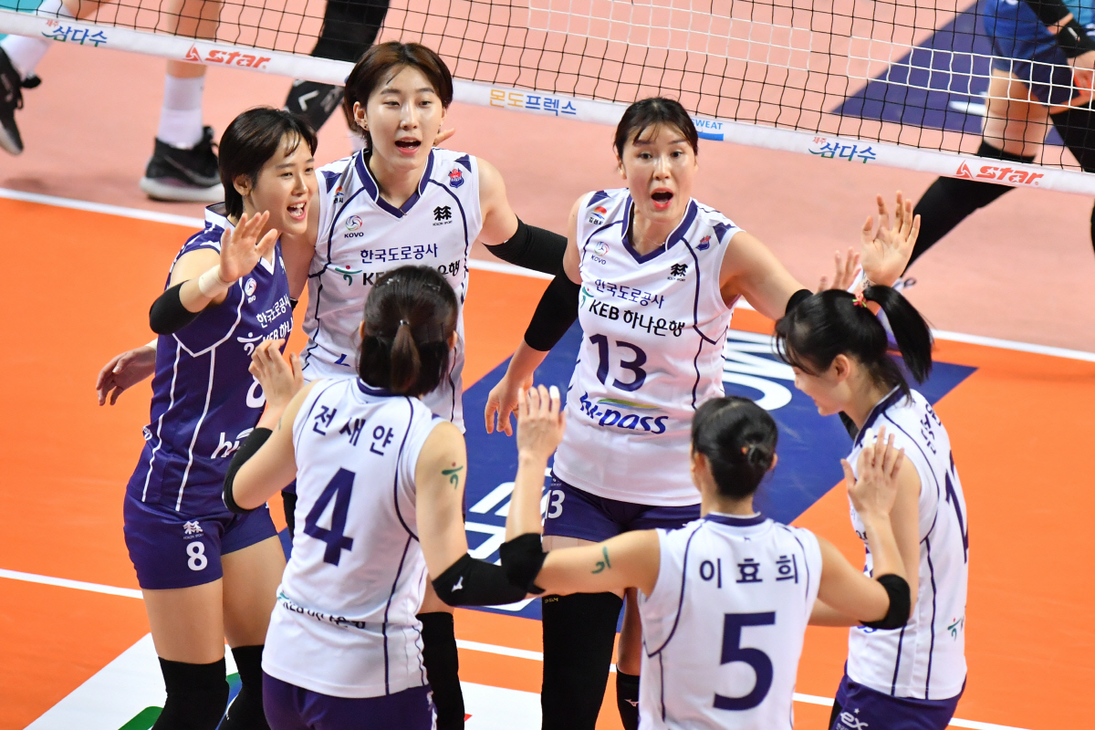 [SC현장리뷰]'문정원 서브 에이스 5개' 도로공사, 이소영-강소휘 없는 GS칼텍스에 3대1 역전승