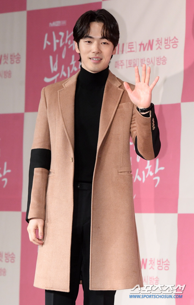 [SC현장]'열애설' 털고 다시 뭉친 현빈X손예진…'사랑의 불시착'→'별그대' 넘는 흥행조합 완성